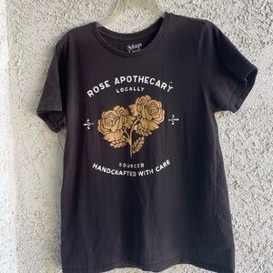 Schitts Creek Rose Apothecary t-shirt Women’s XL